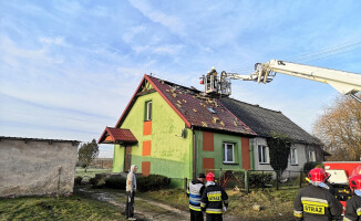 Pożar domu jednorodzinnego. Mieszkańcy zdążyli opuścić mieszkanie 