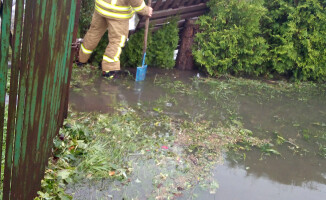 Nawałnica nad Chodzieżą. Strażacy wciąż działają