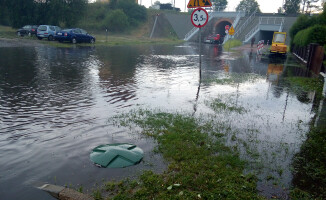 Nawałnica nad Chodzieżą. Strażacy wciąż działają