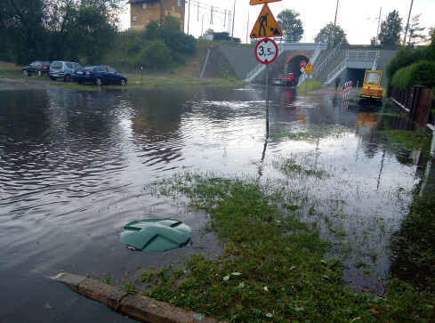 Nawałnica nad Chodzieżą. Strażacy wciąż działają - grafika