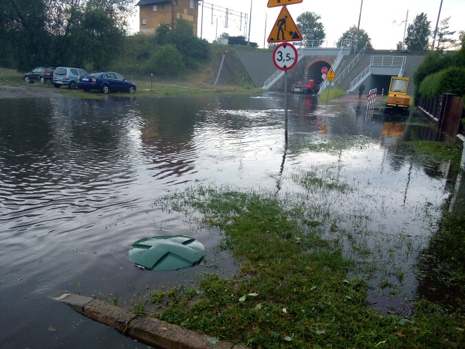 Nawałnica nad Chodzieżą. Strażacy wciąż działają - grafika