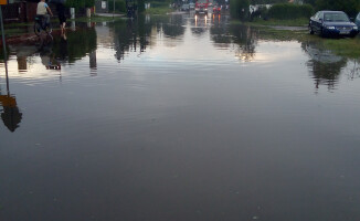 Nawałnica nad Chodzieżą. Strażacy wciąż działają