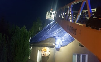 Nawałnica nad Chodzieżą. Strażacy wciąż działają