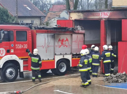 Pożar w remizie OSP w Bądeczu. Ogień zniszczył też nowy wóz  - grafika