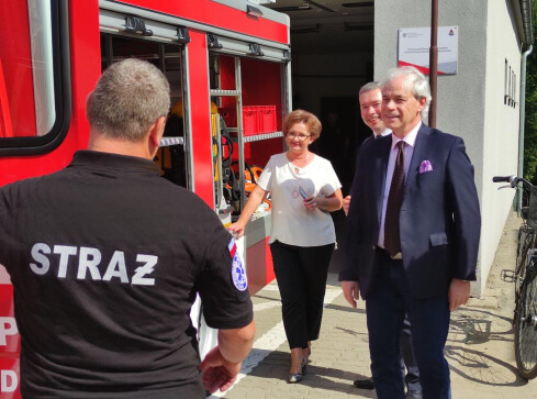 OSP z Gromadna z nowym wozem strażackim  - grafika