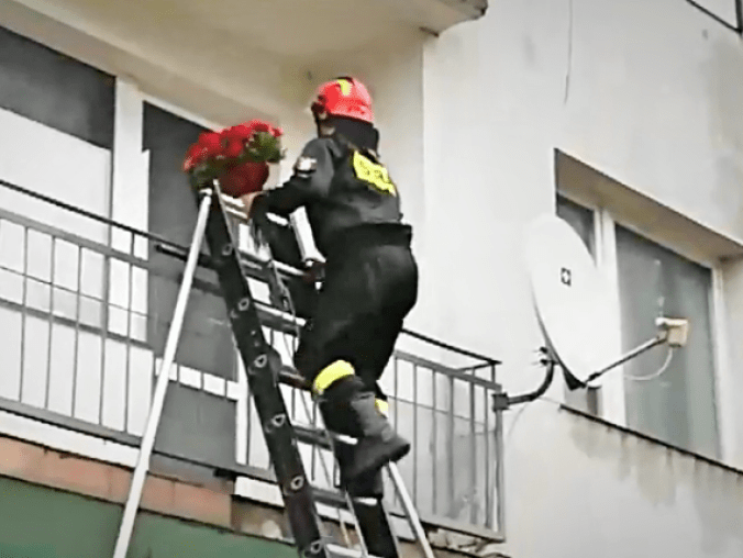 Strażak wspiął się po drabinie na balkon ukochanej, by się oświa - grafika