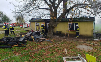 Dom spalił się doszczętnie. Rodzina z trójką dzieci zdążyła uciec