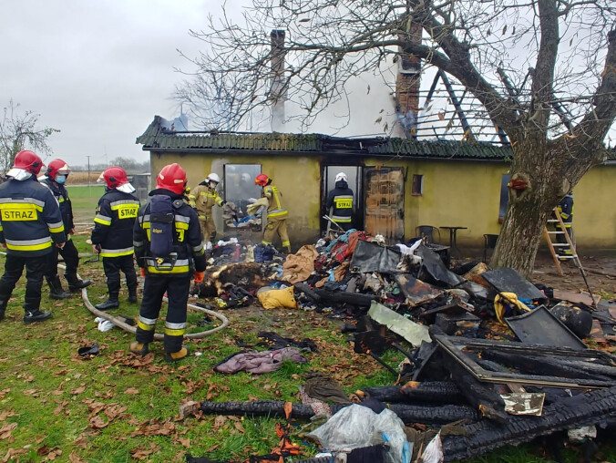 Dom spalił się doszczętnie. Rodzina z trójką dzieci zdążyła uc - grafika