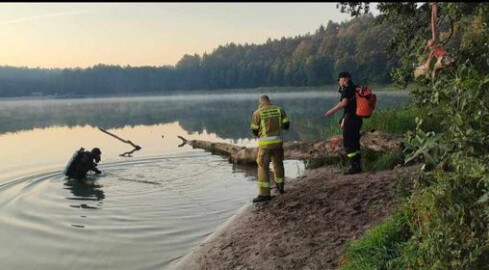 Wszedł do wody i zaginął. Poszukiwania nad jeziorem Płotki  - grafika