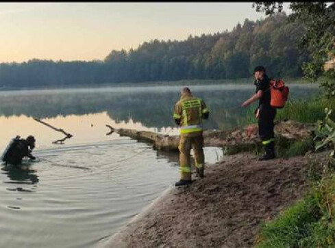 Wszedł do wody i zaginął. Poszukiwania nad jeziorem Płotki  - grafika