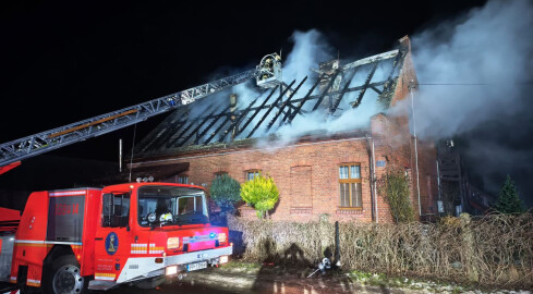 Cztery osoby same ewakuowały się z płonącego budynku - grafika