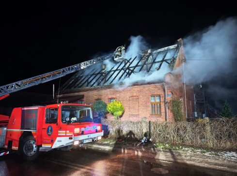 Cztery osoby same ewakuowały się z płonącego budynku - grafika