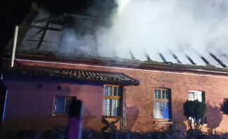 Cztery osoby same ewakuowały się z płonącego budynku