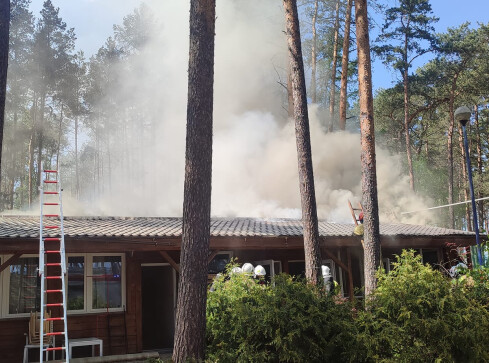 Pożar na terenie ośrodka wypoczynkowego w Jastrowiu - grafika