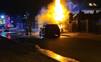 Spłonęły dwa auta. Płonęła też skrzynka gazowa