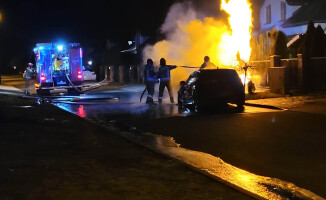 Spłonęły dwa auta. Płonęła też skrzynka gazowa