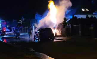 Spłonęły dwa auta. Płonęła też skrzynka gazowa