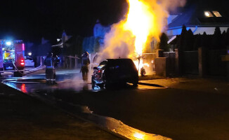 Spłonęły dwa auta. Płonęła też skrzynka gazowa