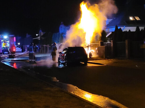 Spłonęły dwa auta. Płonęła też skrzynka gazowa  - grafika