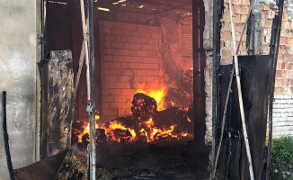 Pożar magazynu. Zawalił się dach