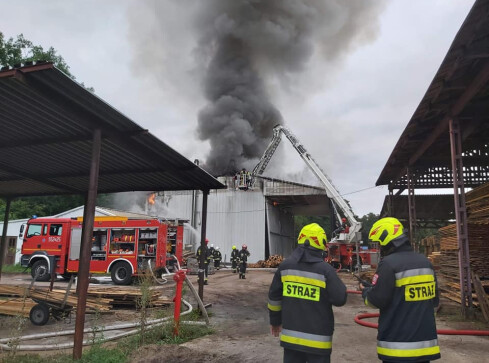 Pożar suszarni drewna przy Wawelskiej w Pile [AKTUALIZACJA] - grafika