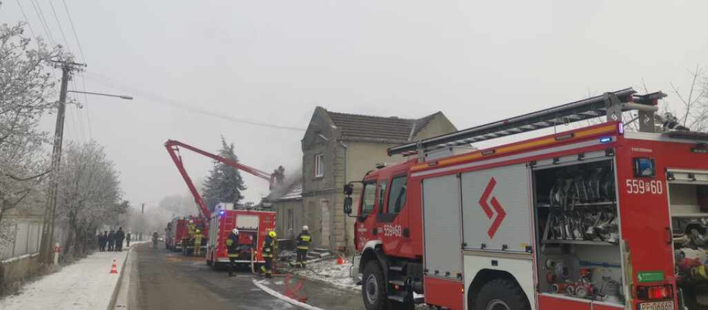 Pięć osób bez dachu nad głową. Z pożarem walczyli strażacy z dwóch powiatów 