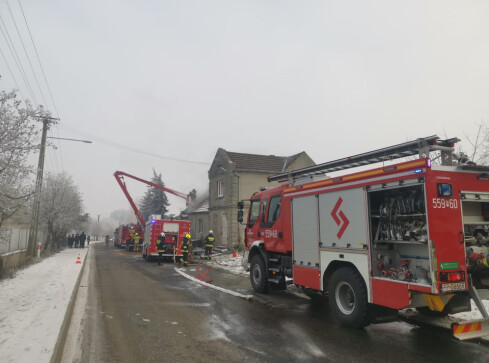 Pięć osób bez dachu nad głową. Z pożarem walczyli strażacy z dw - grafika