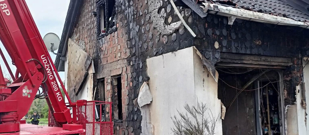 Spalił się garaż i stojący w nim samochód. Dom ocalał