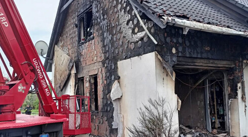 Spalił się garaż i stojący w nim samochód. Dom ocalał - grafika