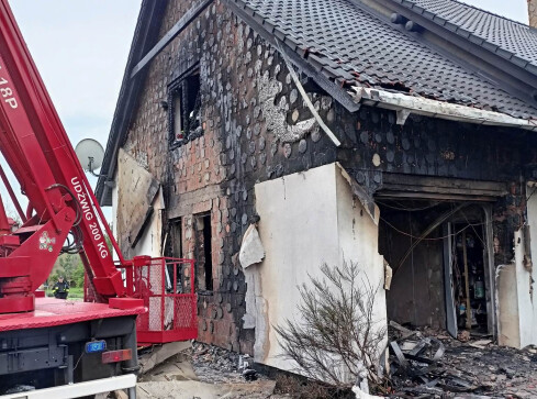 Spalił się garaż i stojący w nim samochód. Dom ocalał - grafika