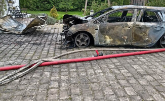Spalił się garaż i stojący w nim samochód. Dom ocalał