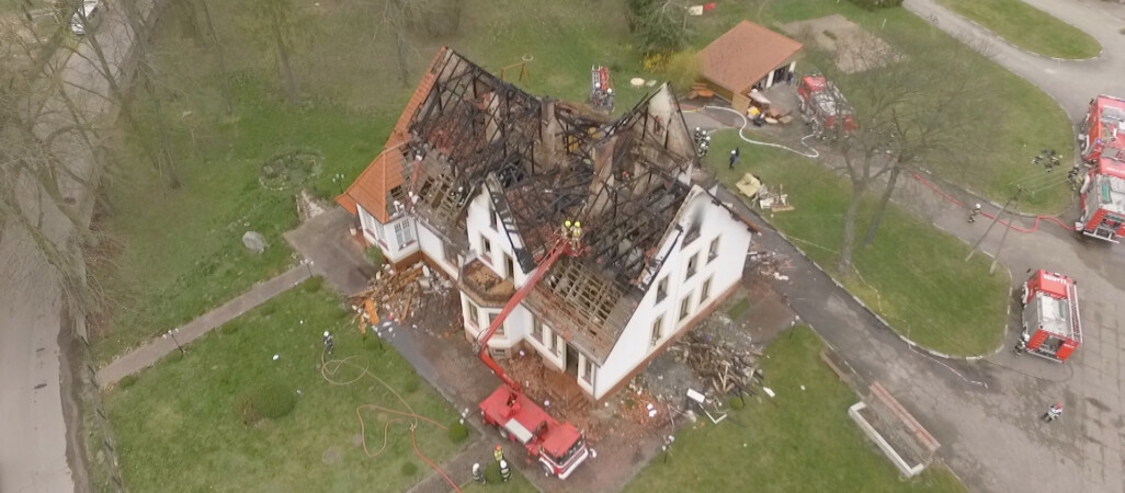 23 zastępy straży gasiły pożar dworu w Sławianowie 
