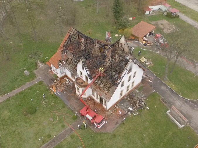 23 zastępy straży gasiły pożar dworu w Sławianowie  - grafika
