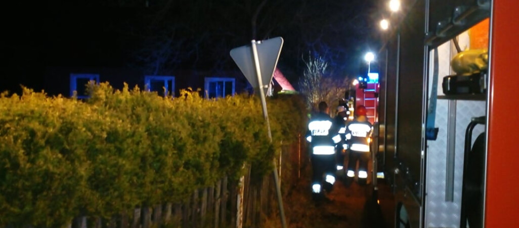 Pożar domu jednorodzinnego. Lokatorzy zdążyli się ewakuować 