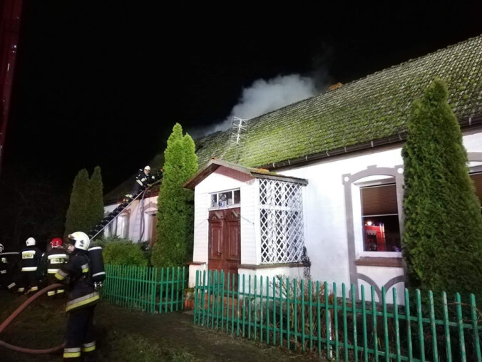 Płonął dom w Starem. Akcja trwała dwie godziny  - grafika