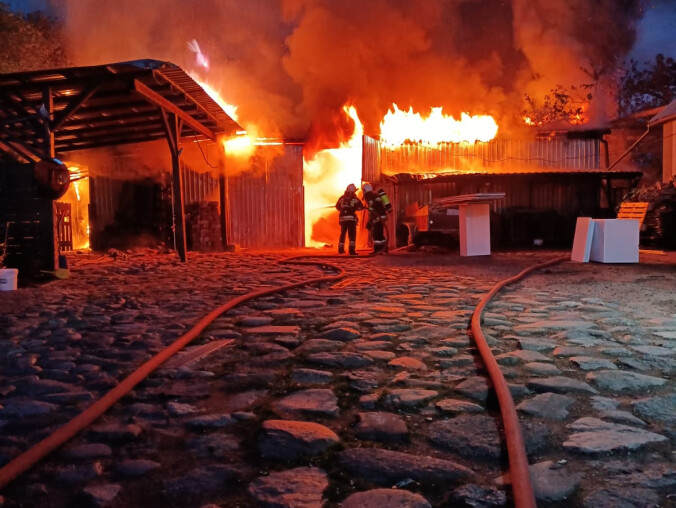 Spłonęła stolarnia. Z pożarem walczyło niemal 50 strażaków  - grafika