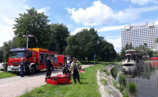 Uszkodzona beczka w rzece 