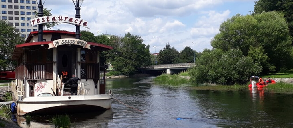 Uszkodzona beczka w rzece 