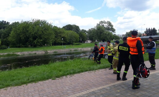 Uszkodzona beczka w rzece 