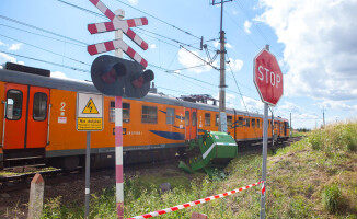 Traktor zderzył się z pociągiem. Trasa Piła - Bydgoszcz zablokowana 