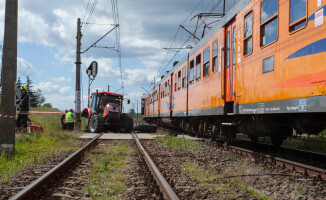 Traktor zderzył się z pociągiem. Trasa Piła - Bydgoszcz zablokowana 