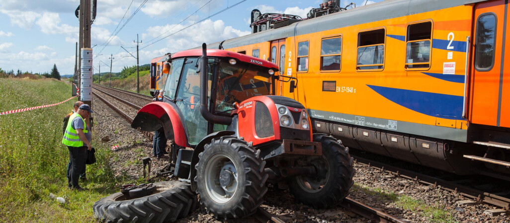 Traktor zderzył się z pociągiem. Trasa Piła - Bydgoszcz zablokowana 