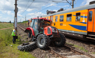 Traktor zderzył się z pociągiem. Trasa Piła - Bydgoszcz zablokowana 