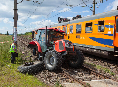Traktor zderzył się z pociągiem. Trasa Piła - Bydgoszcz zablokowan - grafika