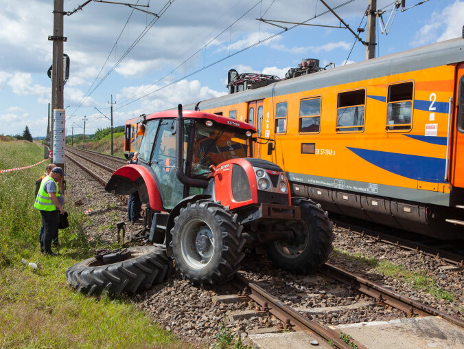 Traktor zderzył się z pociągiem. Trasa Piła - Bydgoszcz zablokowan - grafika
