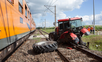 Traktor zderzył się z pociągiem. Trasa Piła - Bydgoszcz zablokowana 