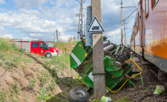 Traktor zderzył się z pociągiem. Trasa Piła - Bydgoszcz zablokowana 
