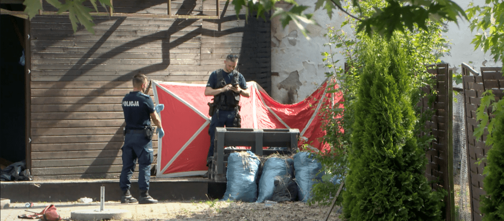 Spalone ciało mężczyzny pod wiatą w centrum Piły 