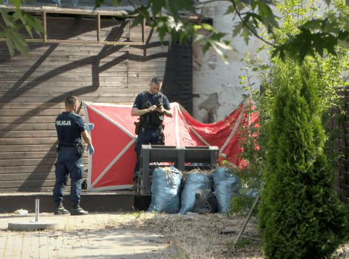 Spalone ciało mężczyzny pod wiatą w centrum Piły  - grafika