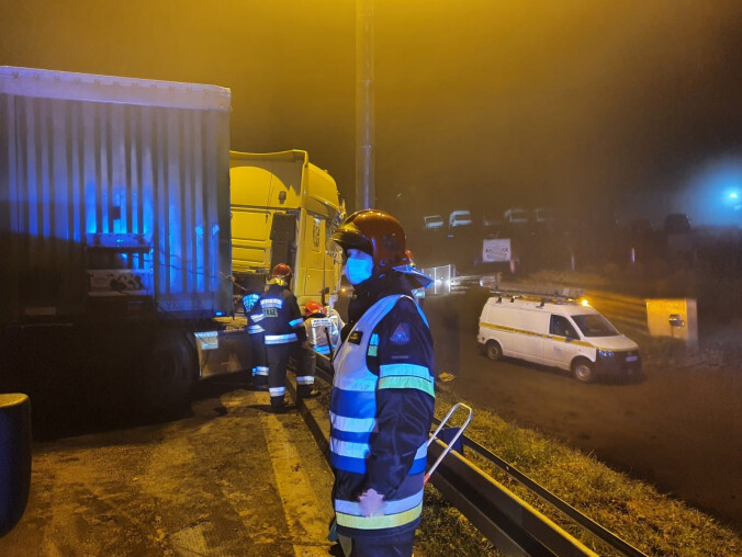 Wypadek ciężarówki przewożącej olej napędowy  - grafika